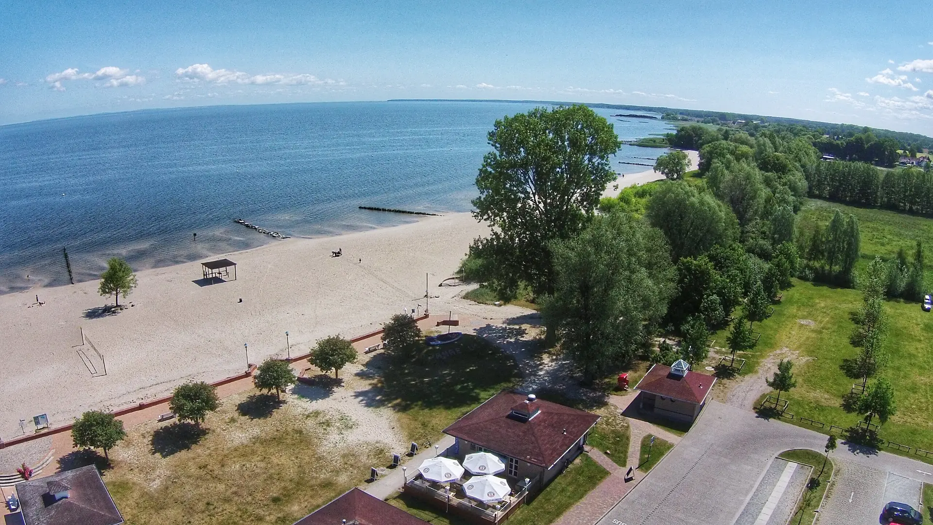 Luftaufnahme vom Strand am Stettiner Haff mit dem Nordlicht