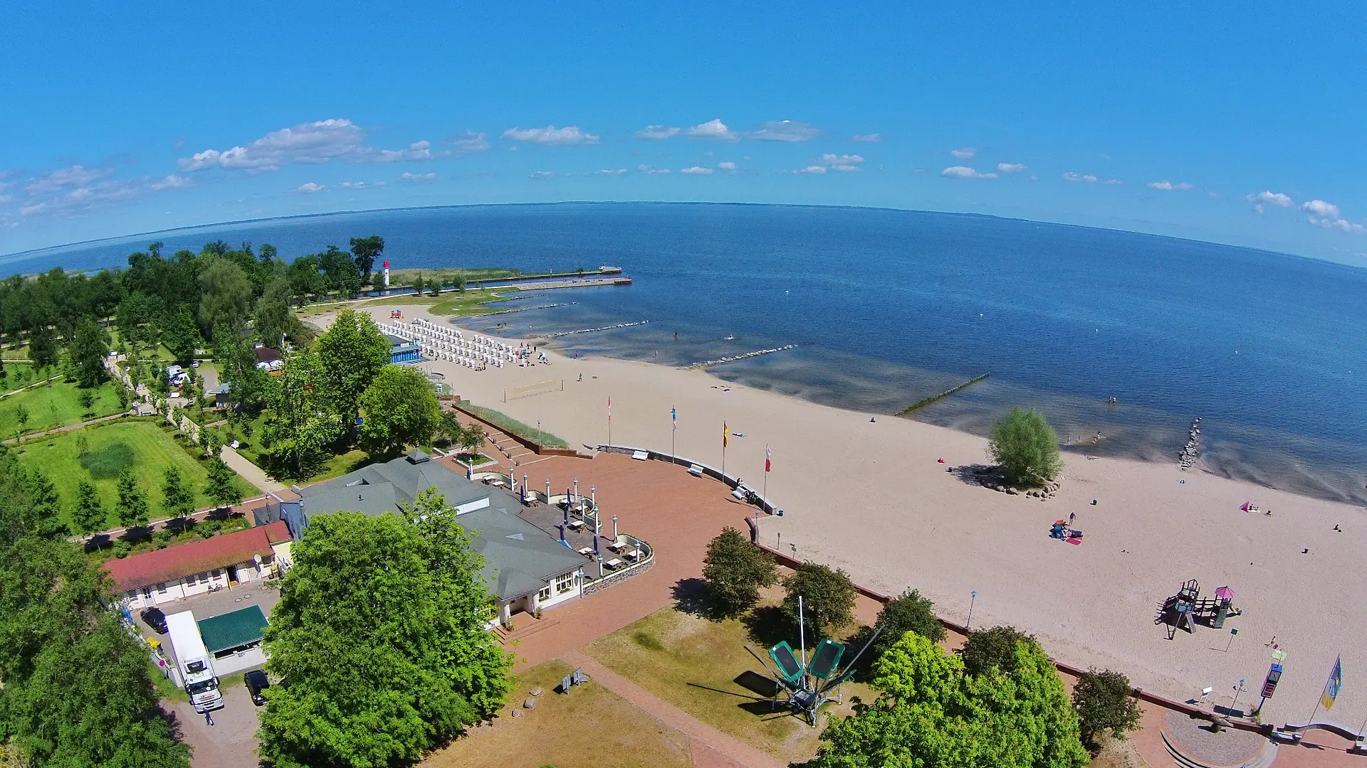 Blick aus der Luft auf den Strand von Ueckermünde